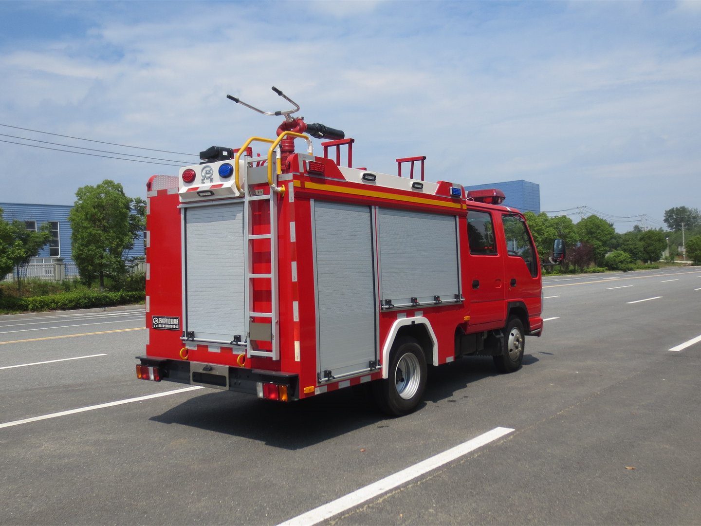 藍(lán)牌五十鈴1噸水罐消防車