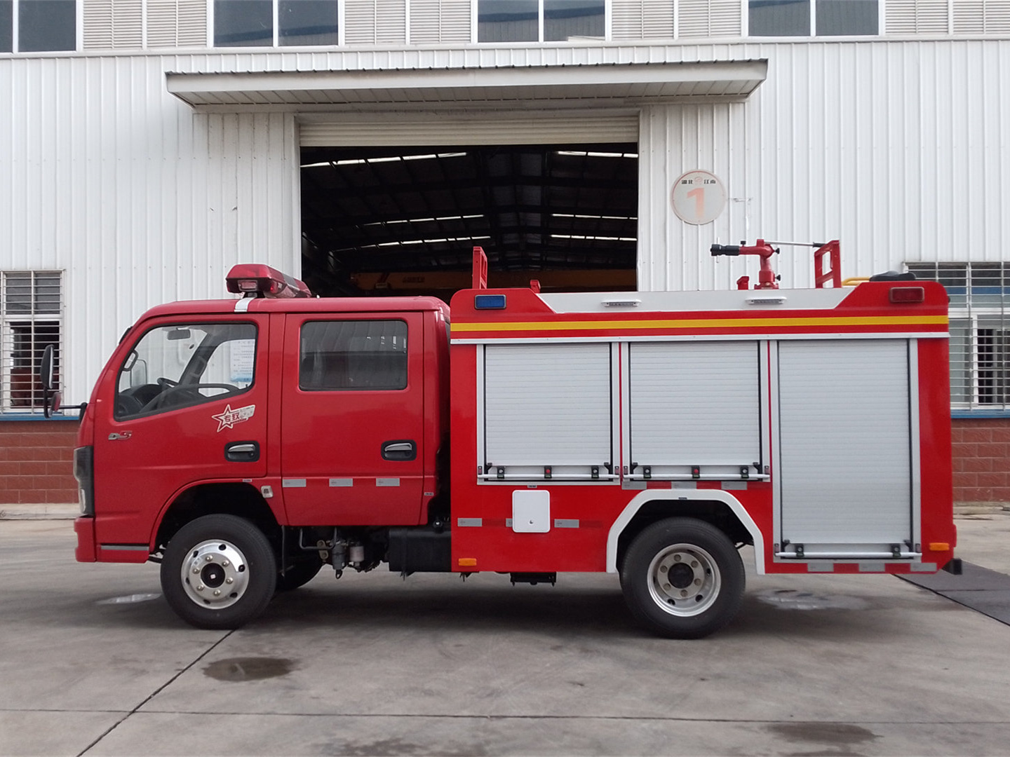 藍(lán)牌東風(fēng)0.6噸雙排水罐消防車