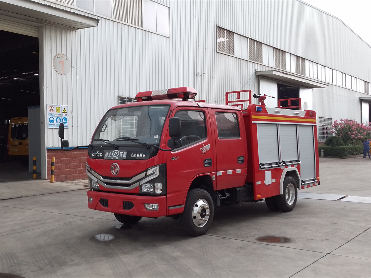 藍(lán)牌東風(fēng)0.6噸雙排水罐消防車