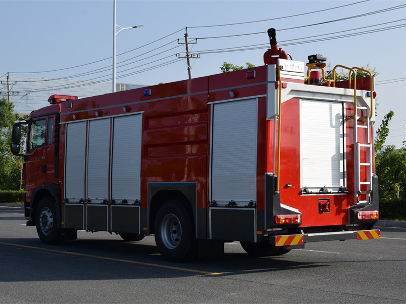 重汽9噸單排水罐消防車