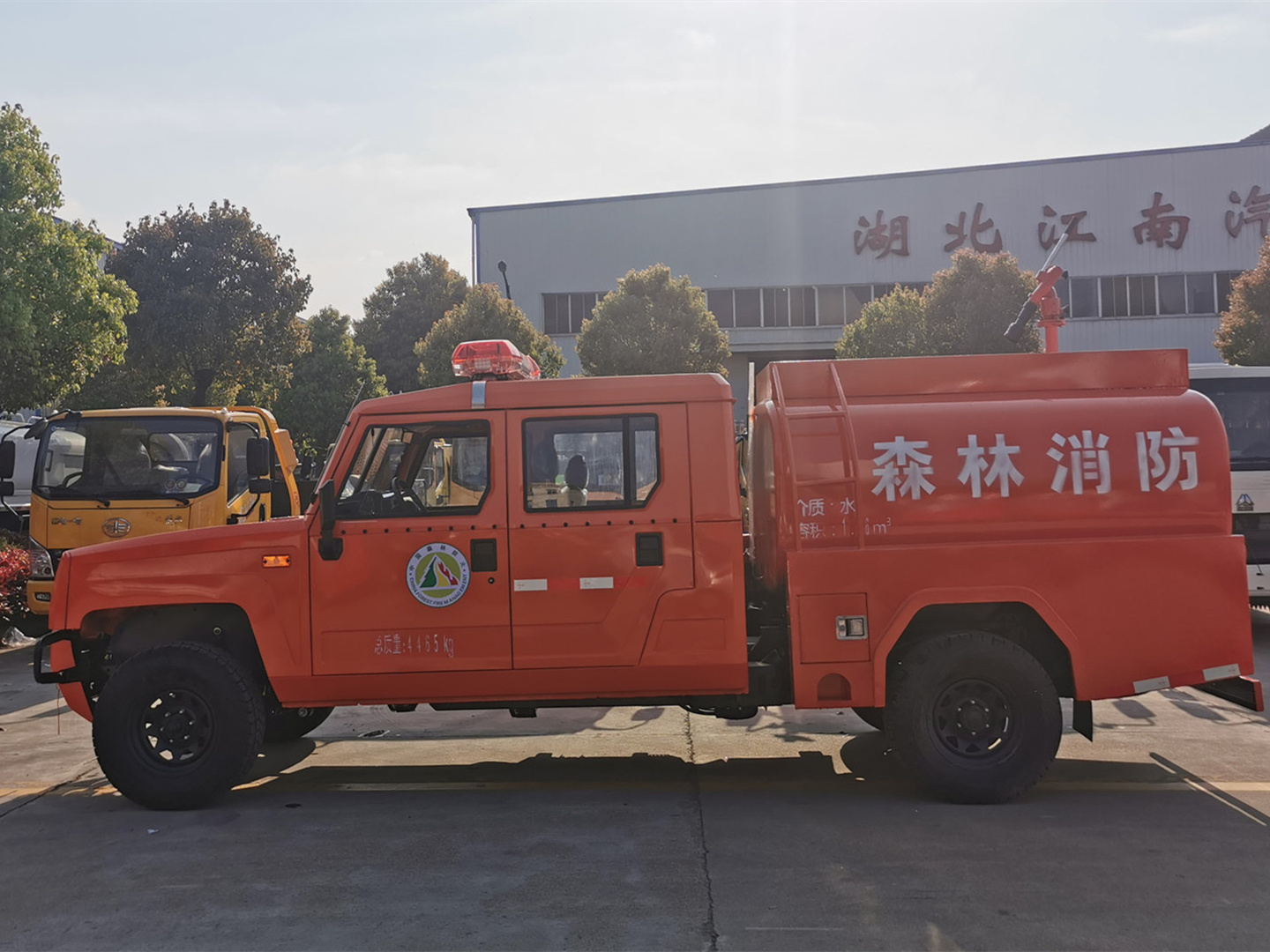 森林四驅(qū)勇士雙排1.36噸供水車(chē)（圓罐）