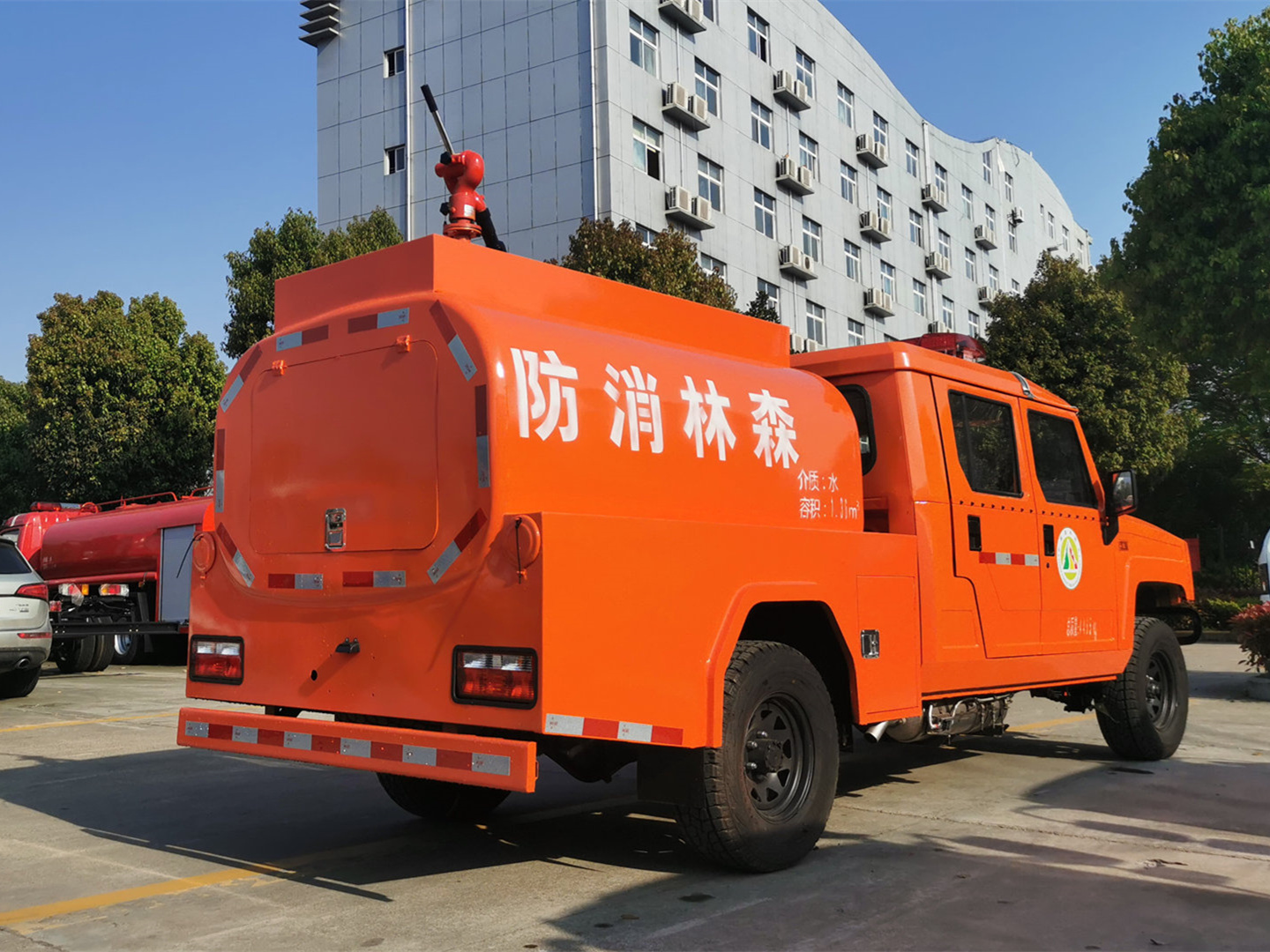 森林四驅(qū)勇士雙排1.36噸供水車(chē)（圓罐）