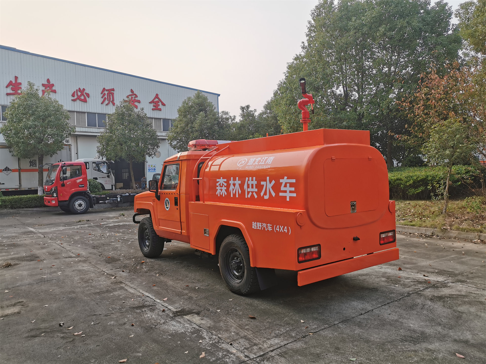 森林四驅勇士單排1.66噸供水車(圓罐)