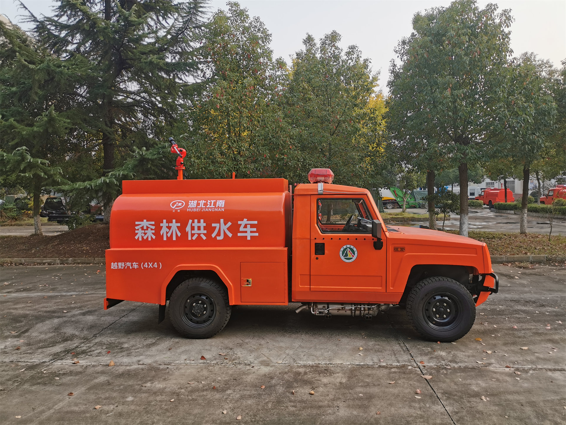 森林四驅勇士單排1.66噸供水車(圓罐)